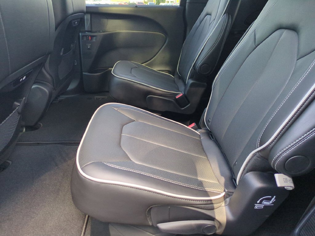 New 2027 Chrysler Pacifica Limited FWD image 29