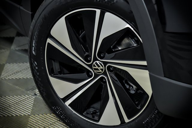 Certified 2025 Volkswagen Taos SE w/ Panoramic Sunroof Package image 3