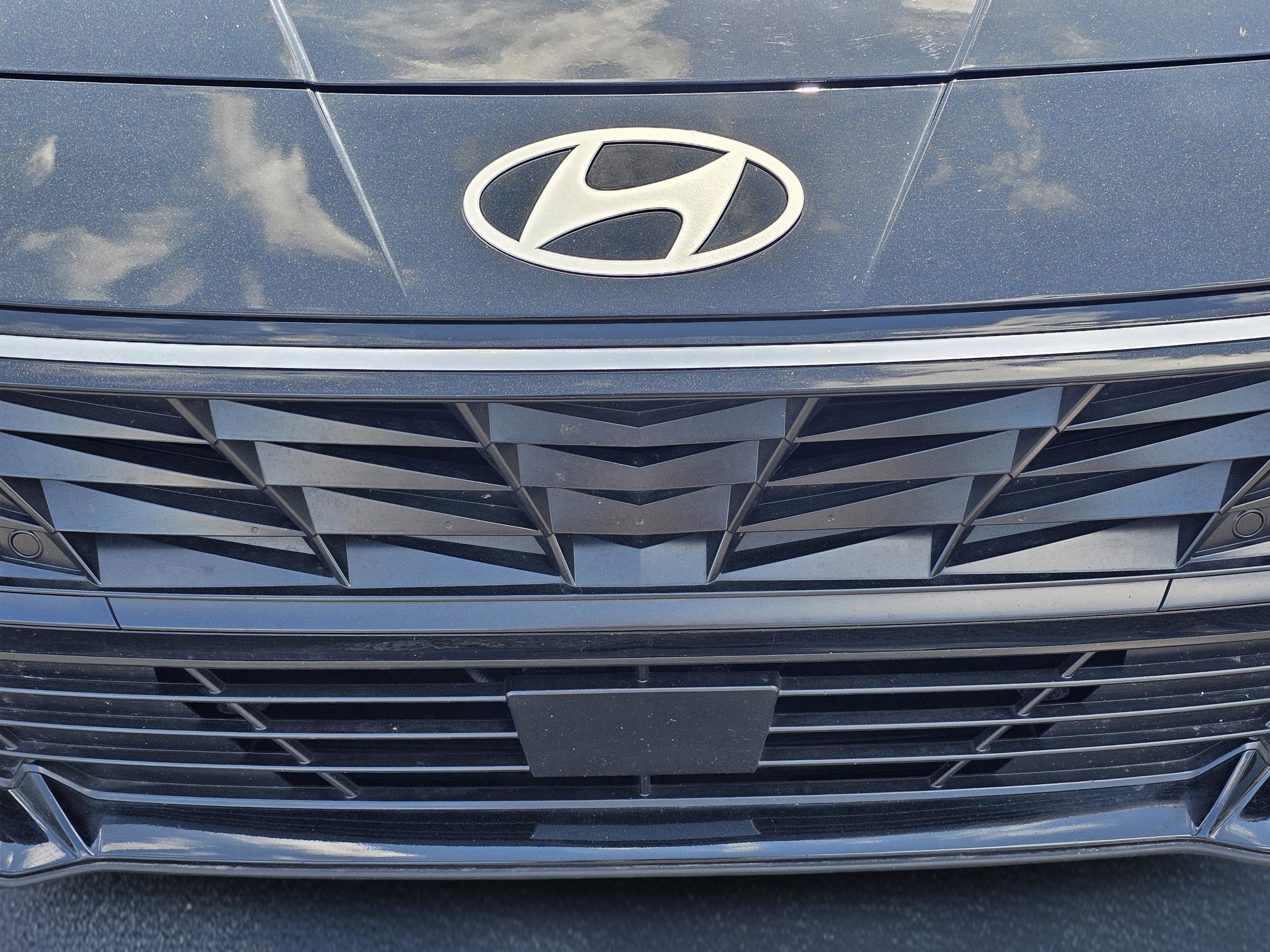 Used 2025 Hyundai Elantra Limited image 3