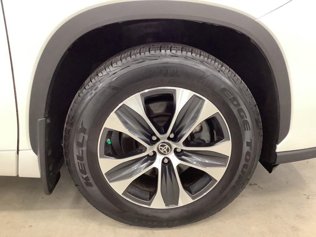Used 2021 Toyota Highlander XLE AWD/4WD image 23