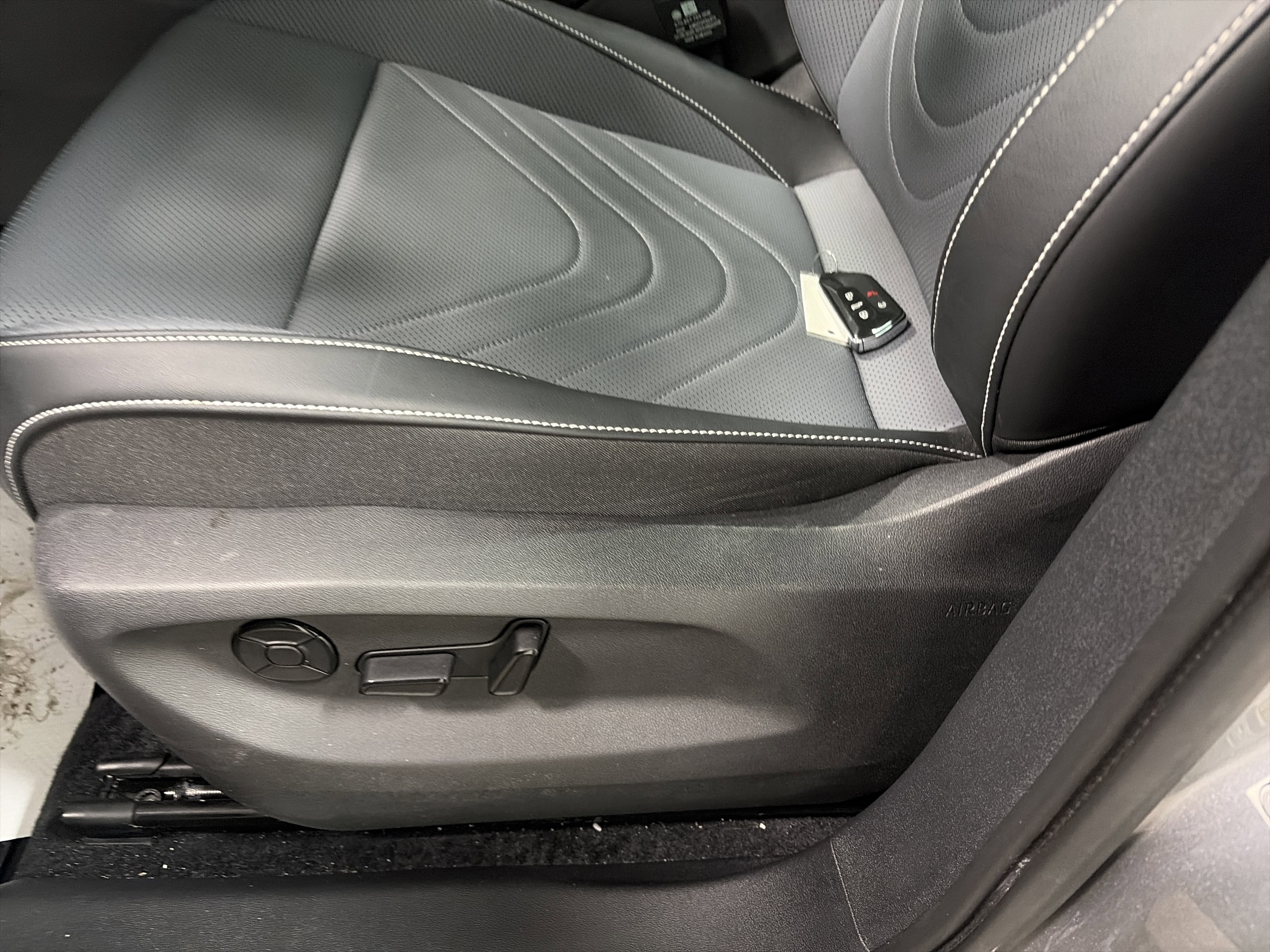 Certified 2025 Volkswagen Tiguan SE image 15