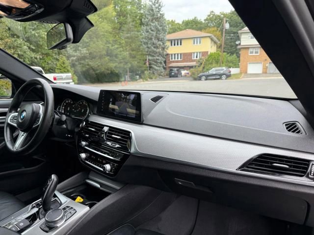 Used 2018 BMW 540i xDrive w/ M Sport Package image 31