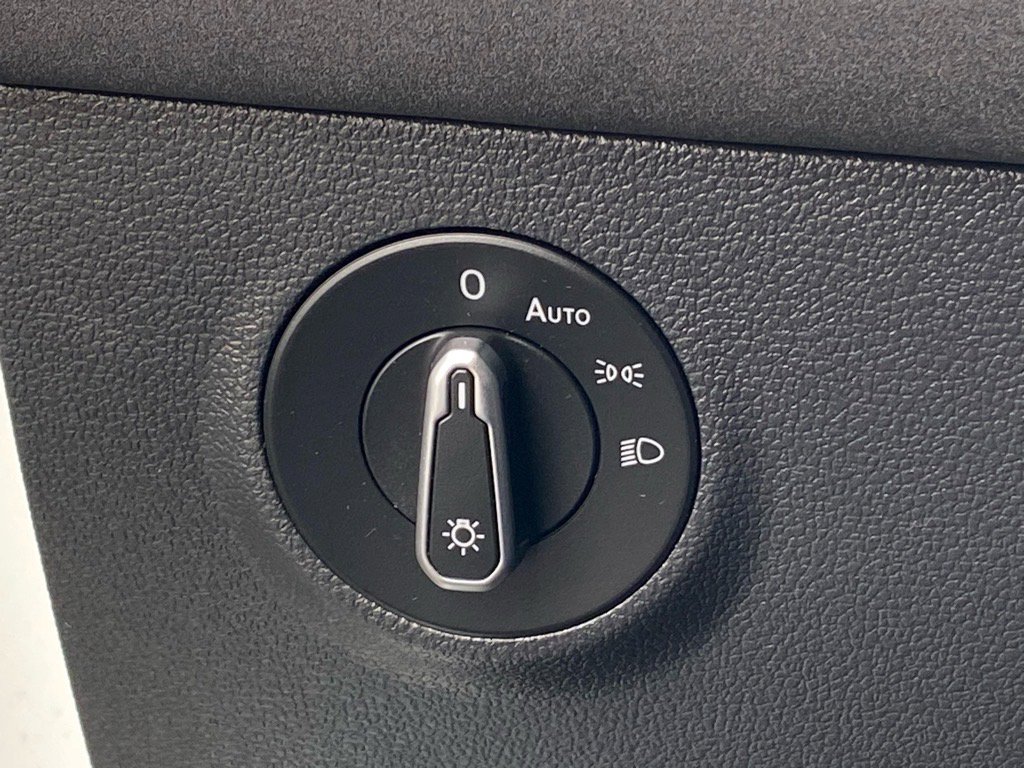 Used 2025 Volkswagen Taos SE image 13