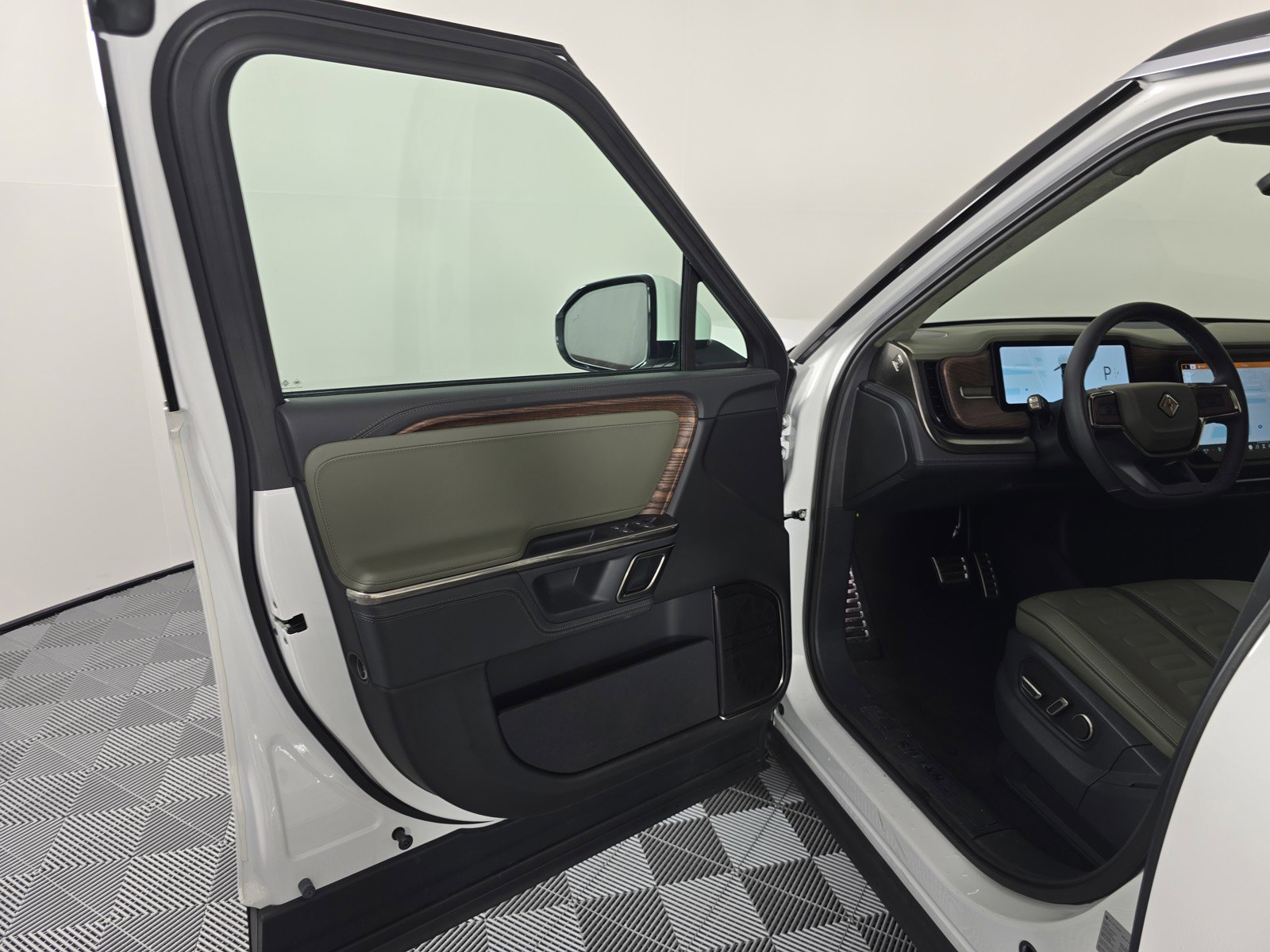 Used 2023 Rivian R1S Adventure AWD/4WD image 15