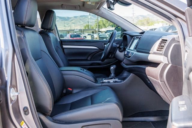 Used 2017 Toyota Highlander XLE w/ Protection Package #3 AWD/4WD image 7