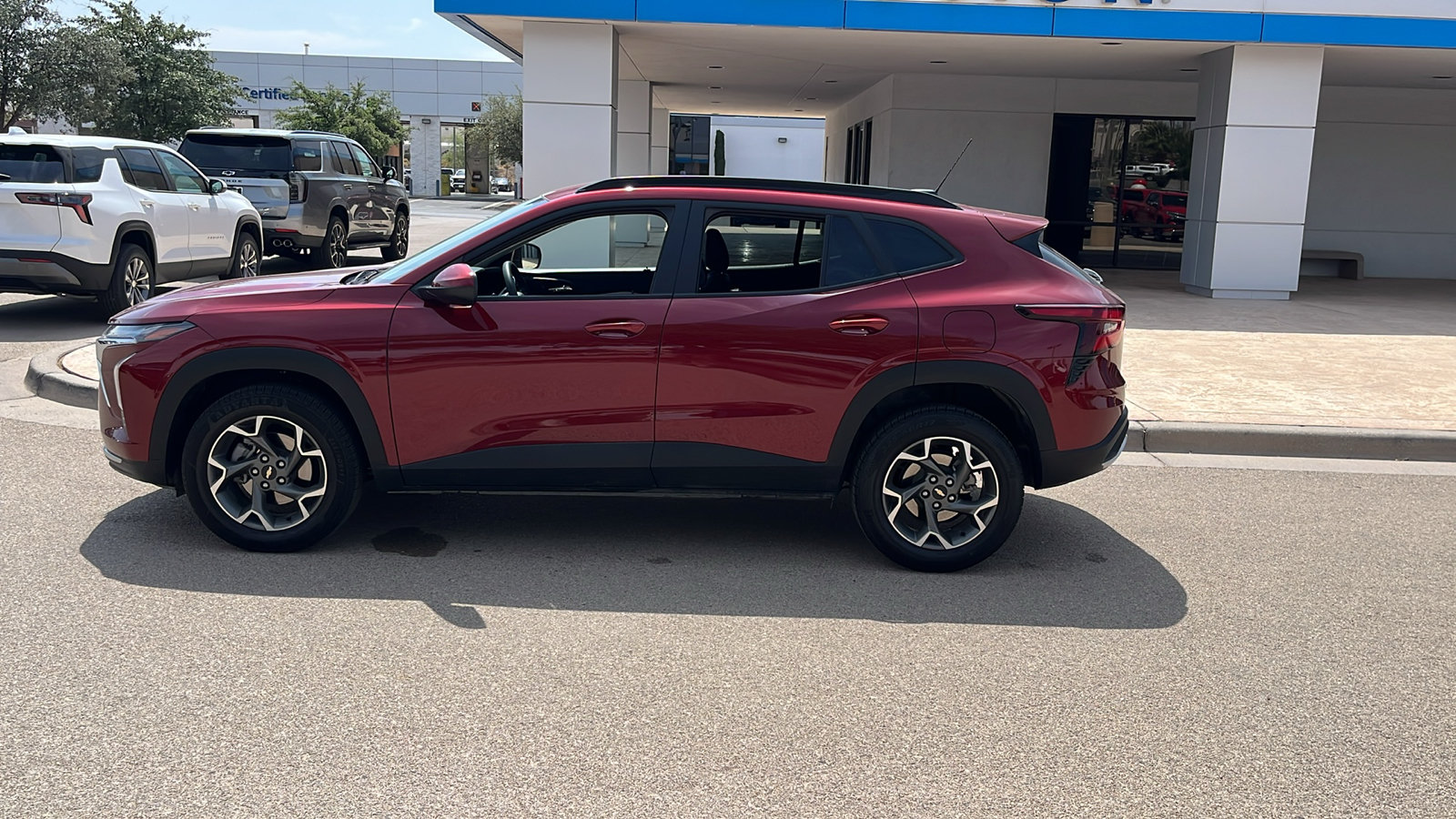 Used 2025 Chevrolet Trax LT FWD image 4