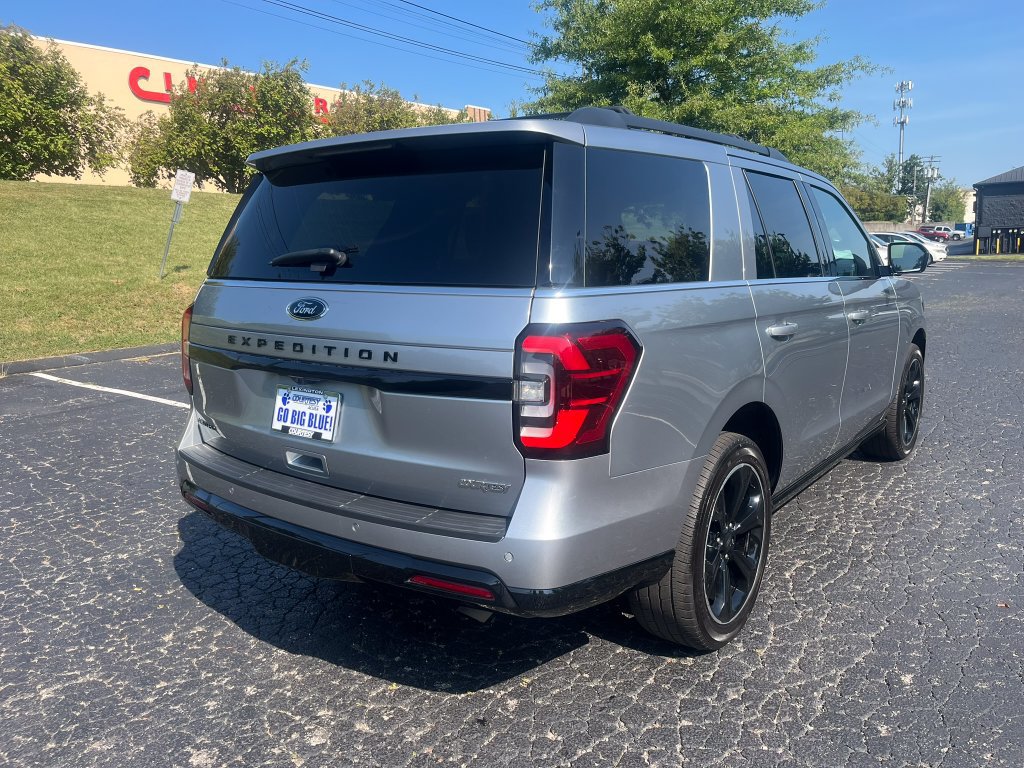 Used 2024 Ford Expedition Limited AWD/4WD image 5