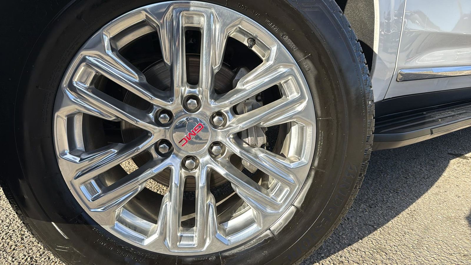 Used 2023 GMC Yukon XL SLT image 6