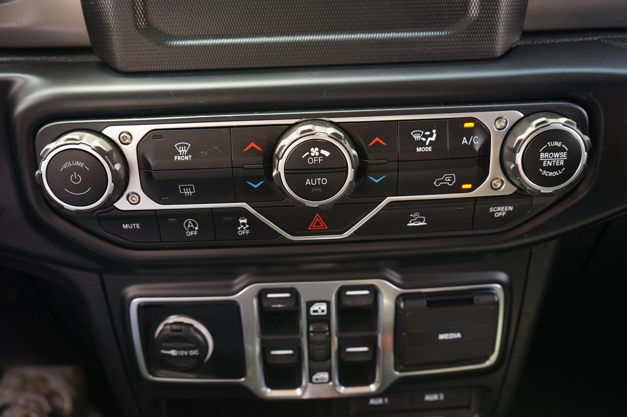 Used 2020 Jeep Gladiator Sport w/ Technology Group AWD/4WD image 20