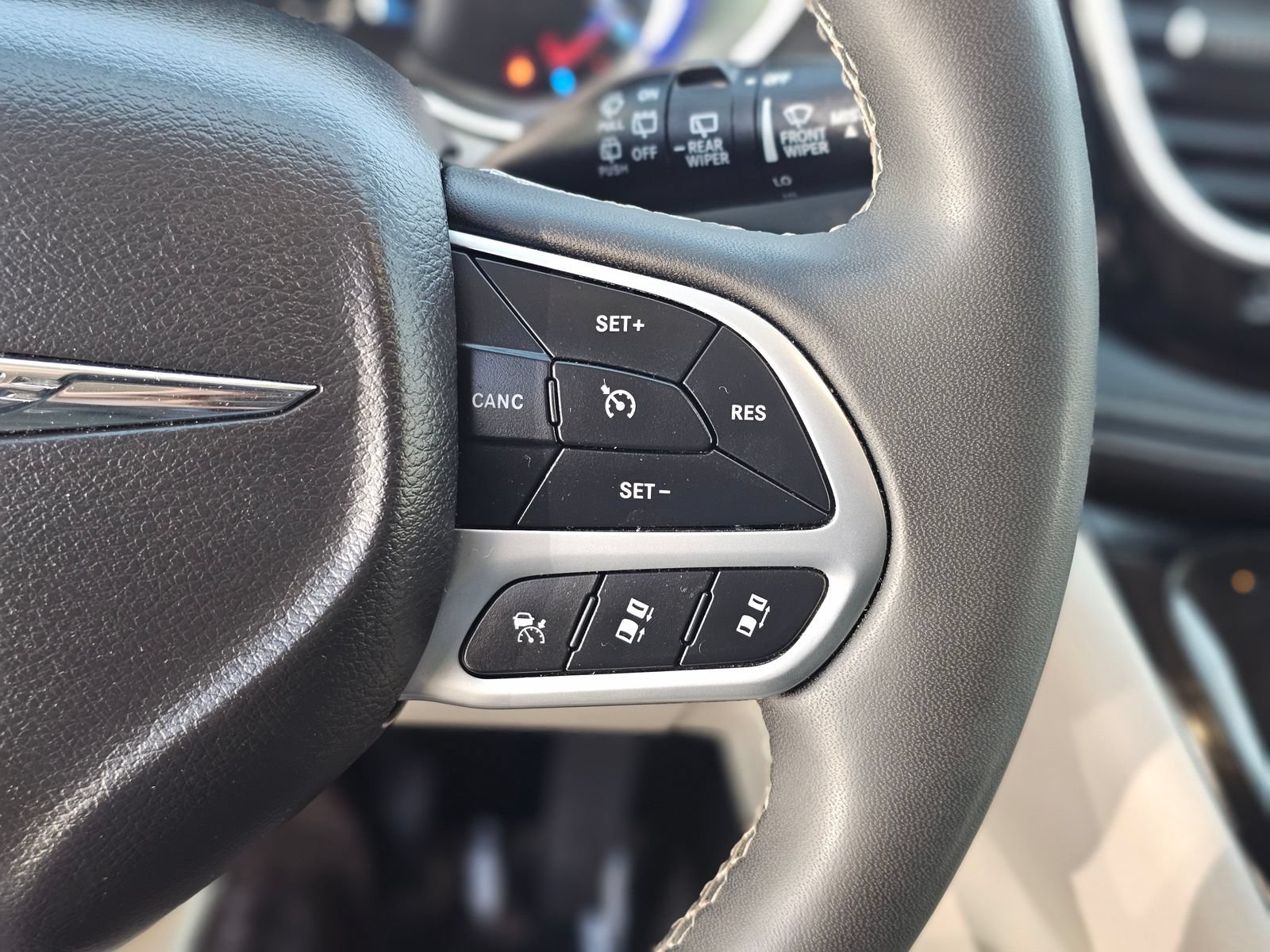 Used 2024 Chrysler Pacifica Limited FWD image 17