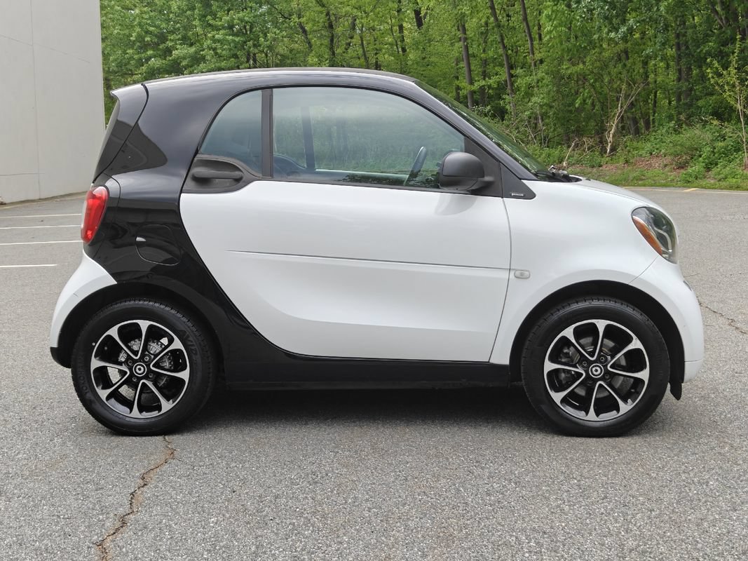 Used 2017 smart fortwo passion RWD image 3