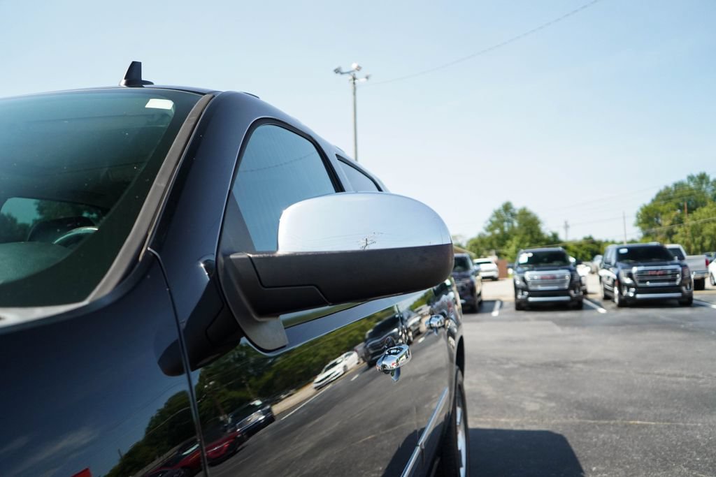 Used 2013 Chevrolet Avalanche LTZ RWD image 23