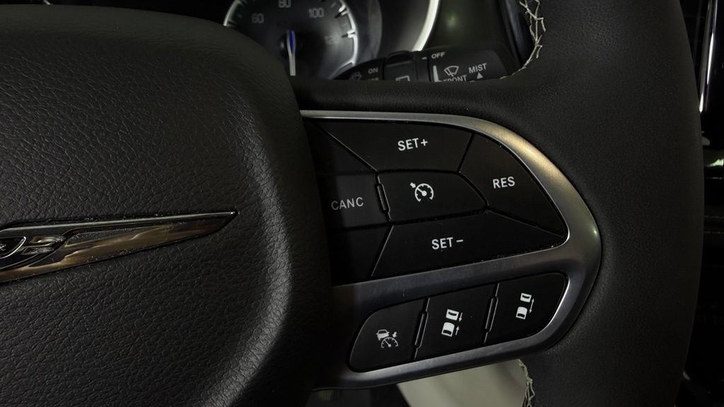 Used 2024 Chrysler Pacifica Touring-L AWD/4WD image 19