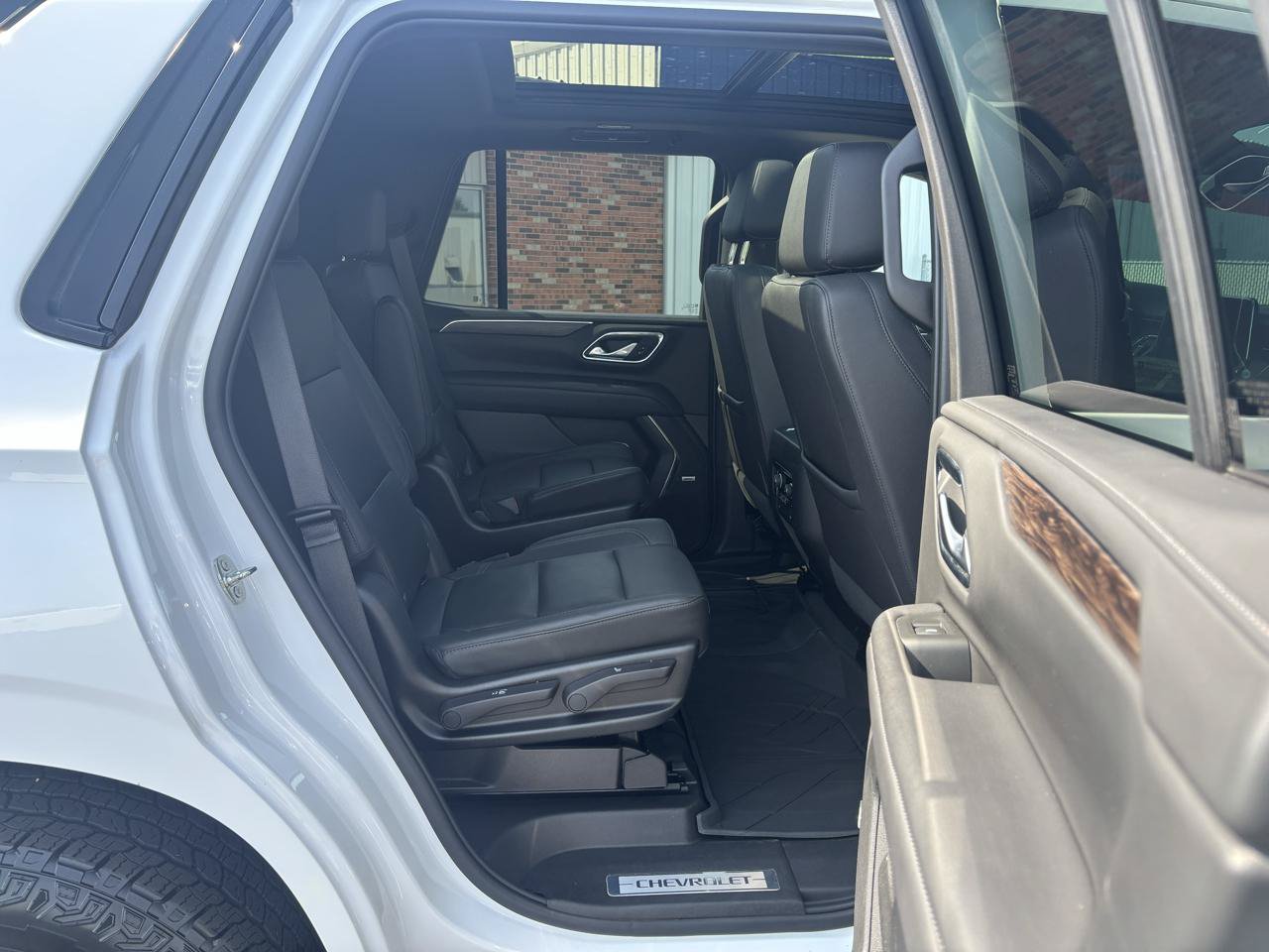 Used 2022 Chevrolet Tahoe Z71 w/ Luxury Package AWD/4WD image 15