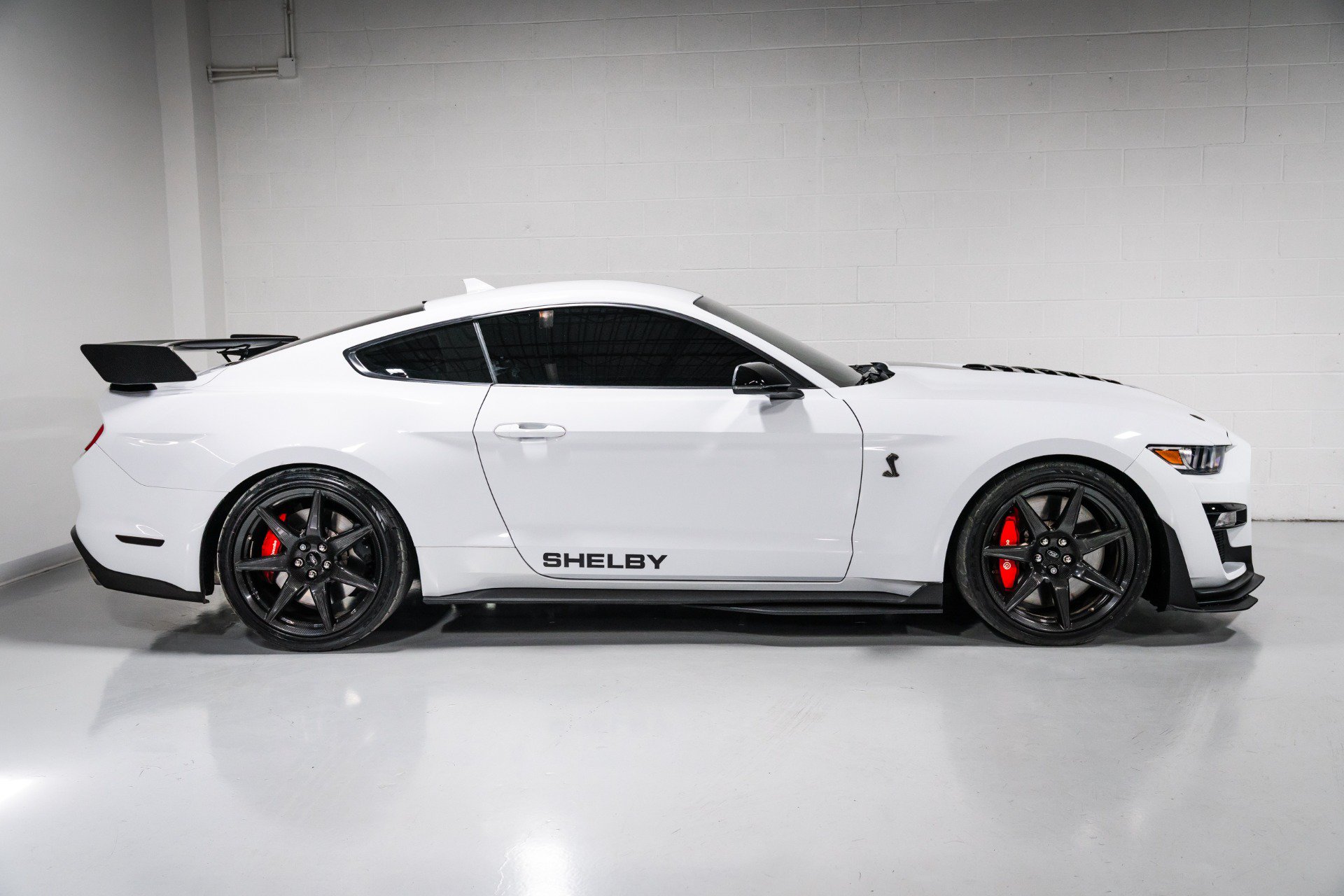 Used 2022 Ford Mustang Shelby GT500 w/ Carbon Fiber Track Pack RWD image 2