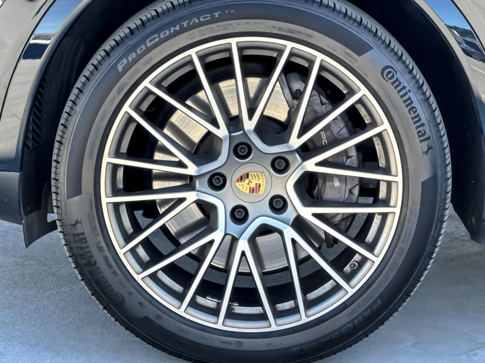 Certified 2023 Porsche Cayenne Platinum Edition image 27