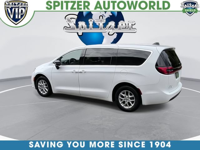 Used 2024 Chrysler Pacifica Touring-L FWD image 7