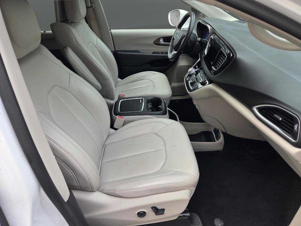 Used 2017 Chrysler Pacifica Touring-L Plus w/ Tire & Wheel Group FWD image 19