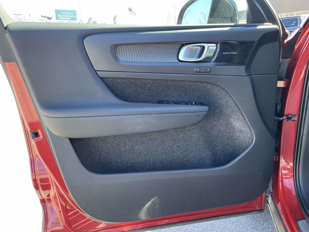 Used 2022 Volvo XC40 T4 R-Design w/ Advanced Package image 5