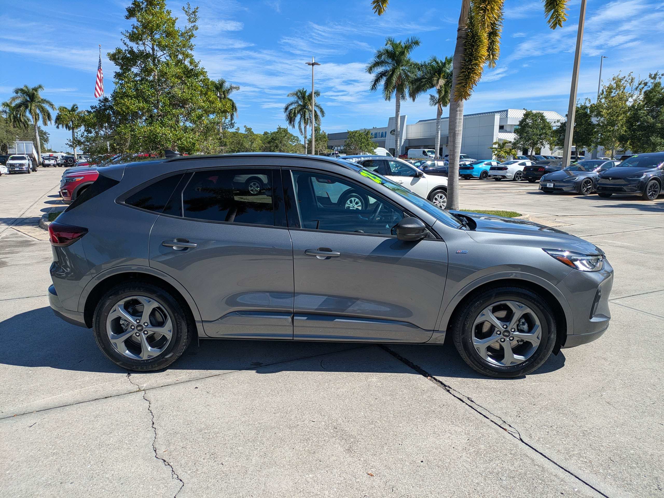 Used 2023 Ford Escape ST-Line w/ Tech Pack #1 FWD image 3