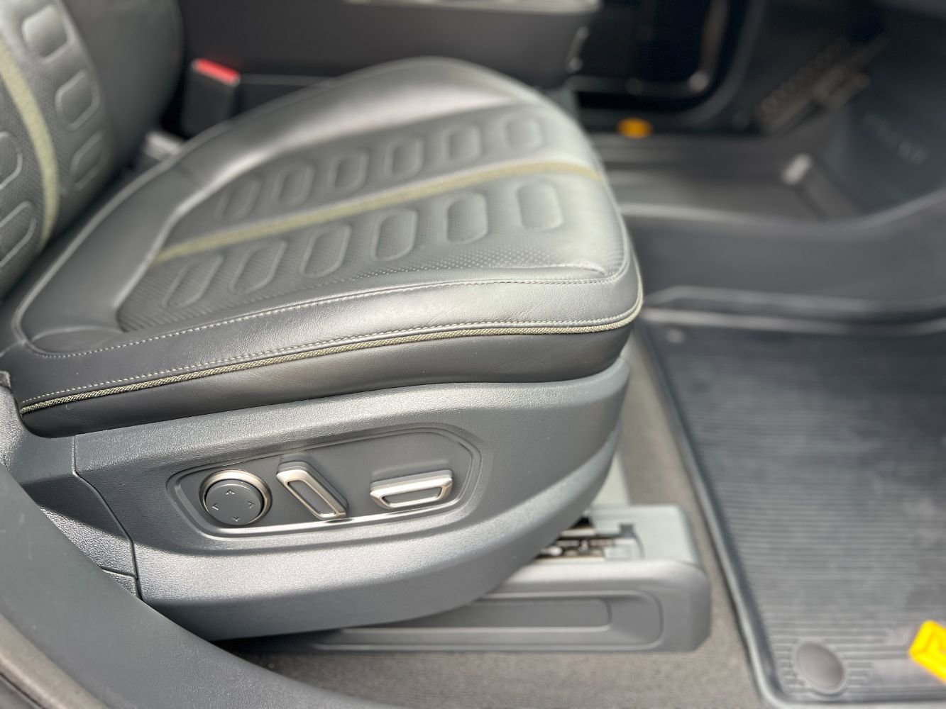 Used 2022 Rivian R1S Launch Edition image 22