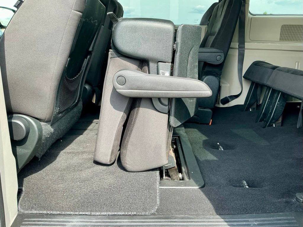 Used 2018 Dodge Grand Caravan SE w/ UConnect Hands-Free Group FWD image 28