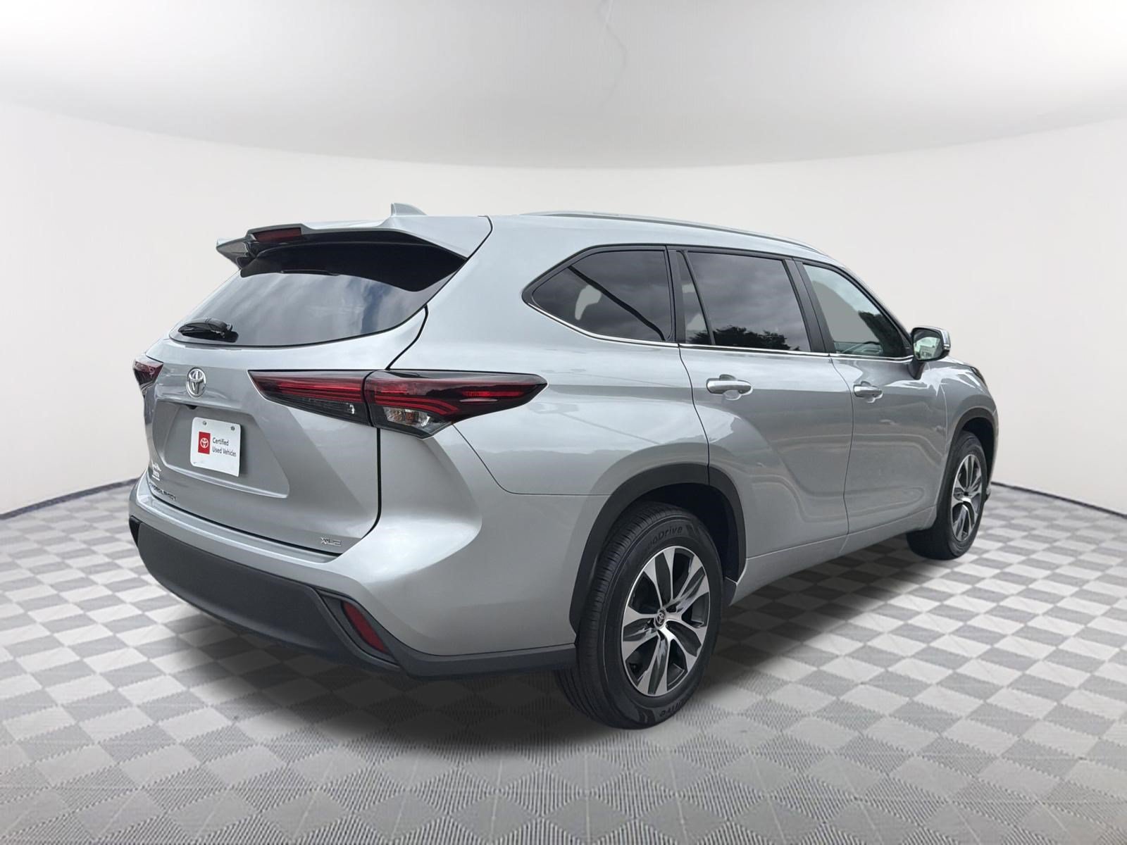 Certified 2025 Toyota Highlander XLE FWD image 16