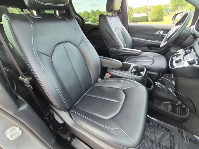 Used 2025 Chrysler Pacifica Select FWD image 34