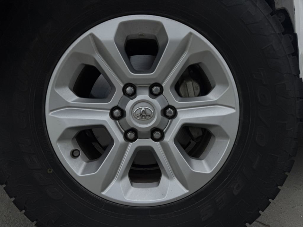 Used 2020 Toyota 4Runner SR5 AWD/4WD image 9