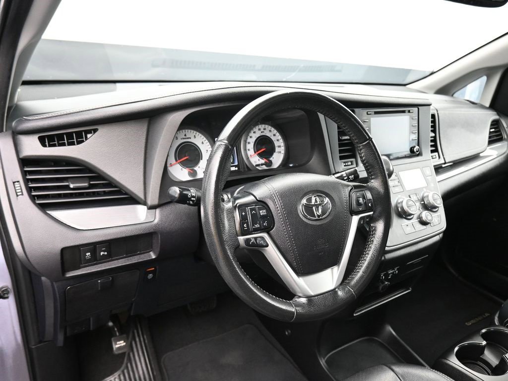 Used 2020 Toyota Sienna SE Premium image 14