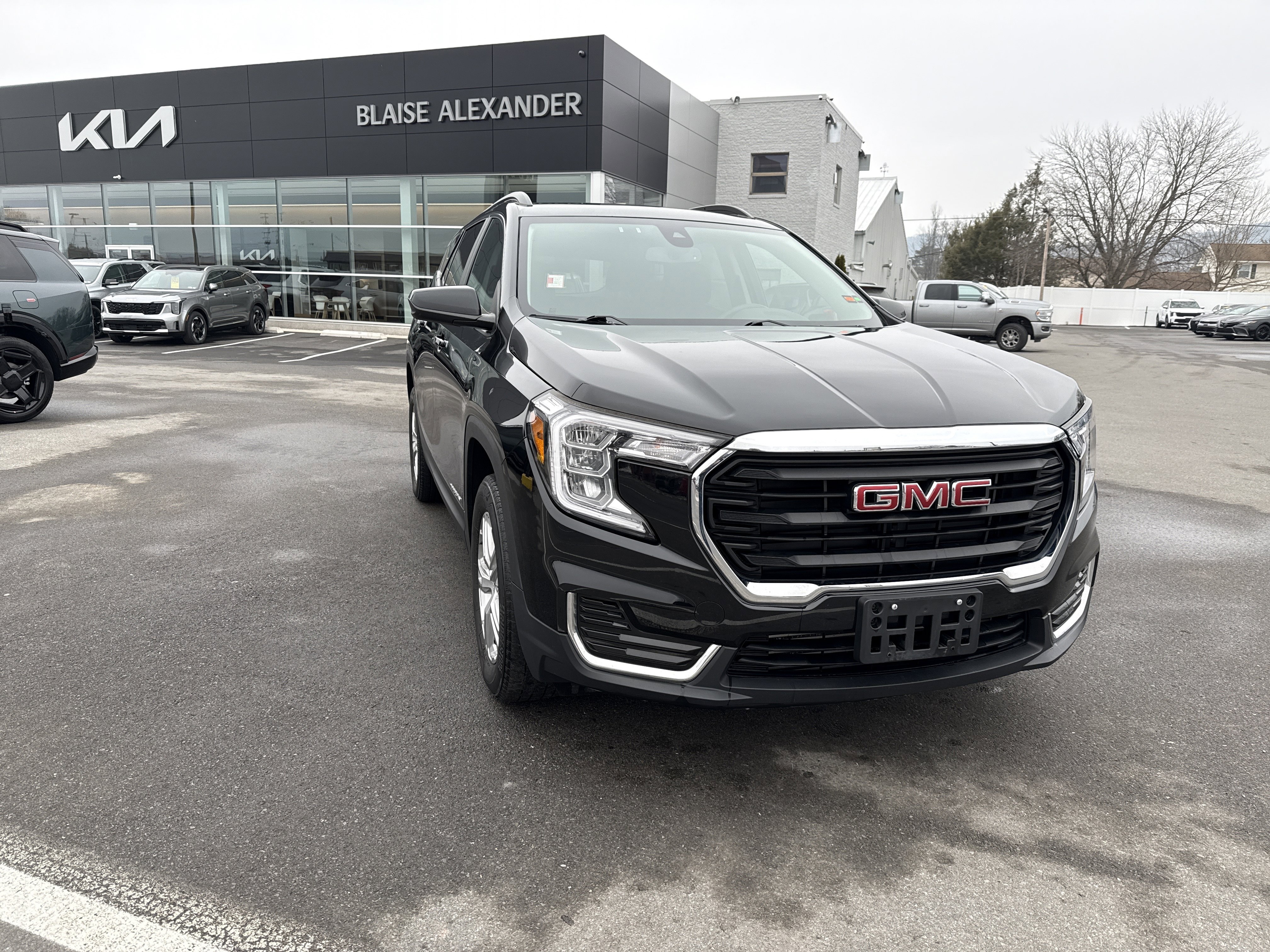 Used 2022 GMC Terrain SLE w/ Driver Convenience Package image 1