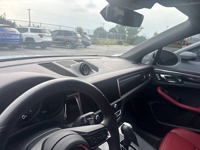 Used 2024 Porsche Macan AWD/4WD image 23