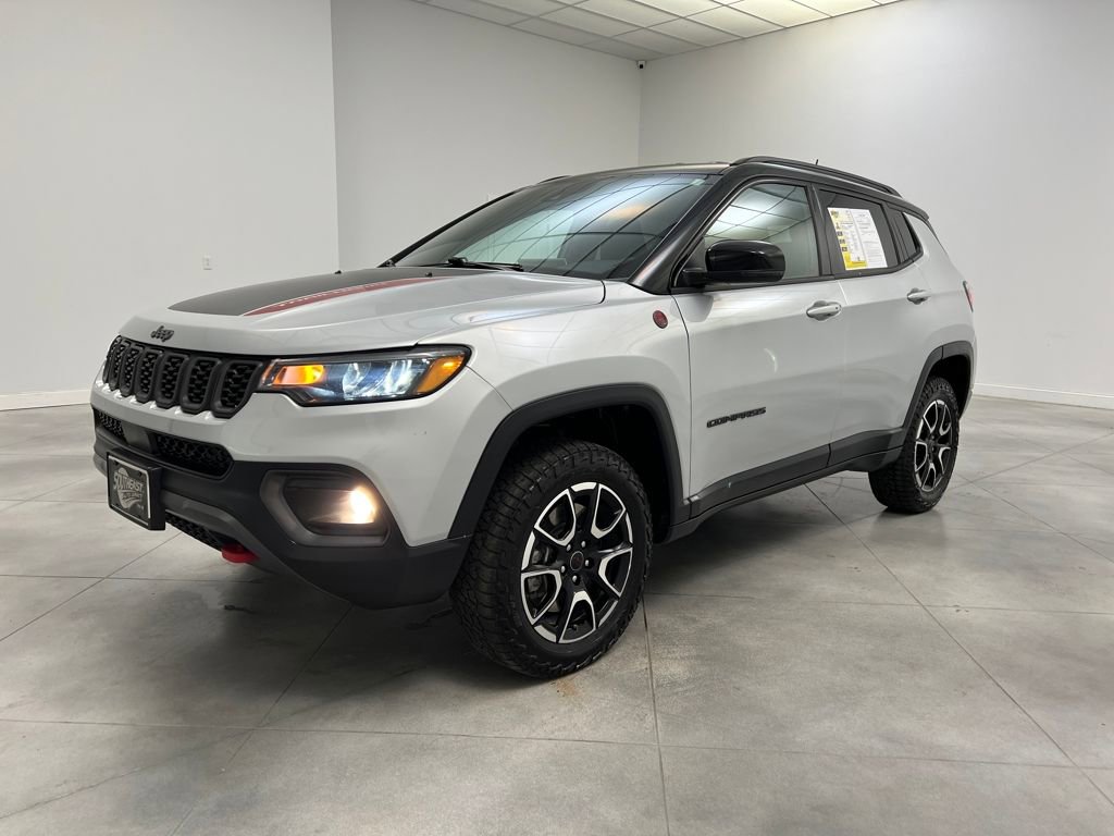 Used 2025 Jeep Compass Trailhawk AWD/4WD image 3