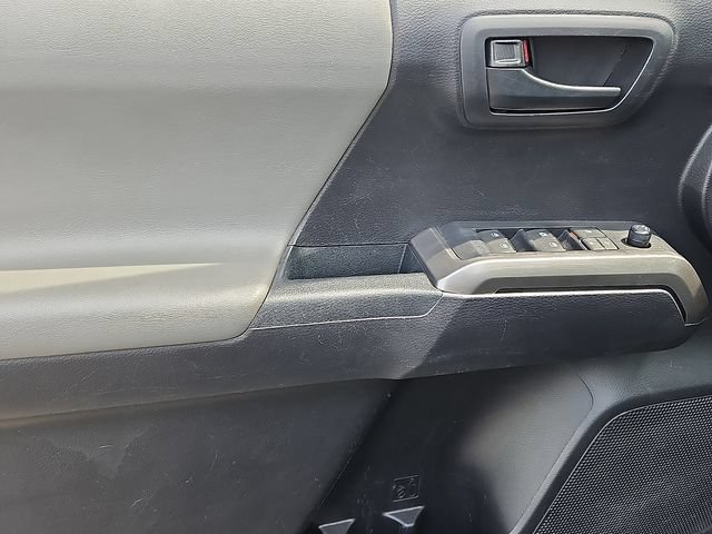 Used 2021 Toyota Tacoma SR5 AWD/4WD image 12