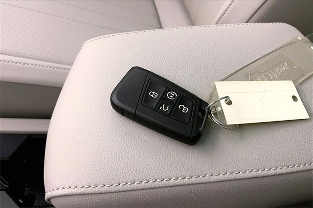 Used 2023 Volkswagen Tiguan SE w/ Panoramic Sunroof Package image 11