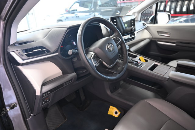 Used 2021 Toyota Sienna XLE w/ XLE Plus Package FWD image 22