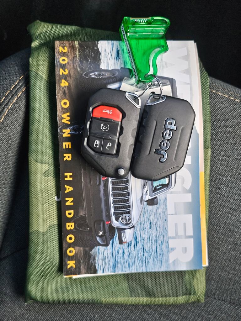 Used 2024 Jeep Wrangler Unlimited w/ Convenience Group AWD/4WD image 5