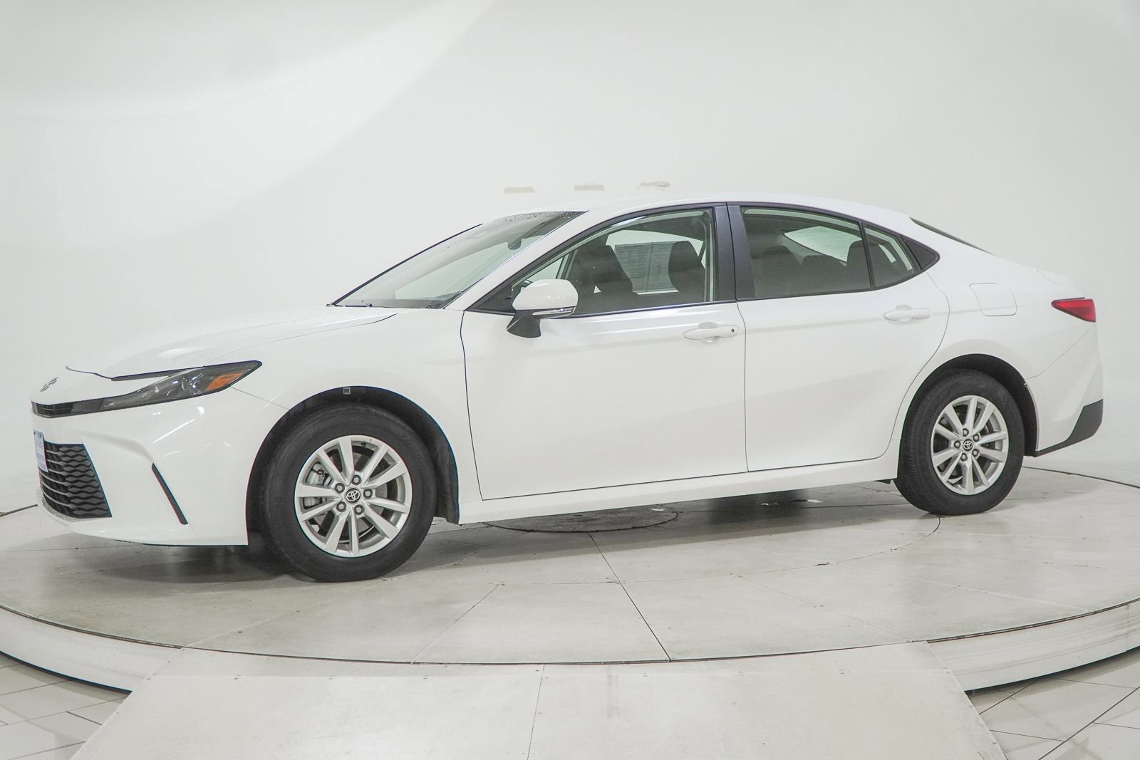 Used 2025 Toyota Camry LE AWD/4WD image 5