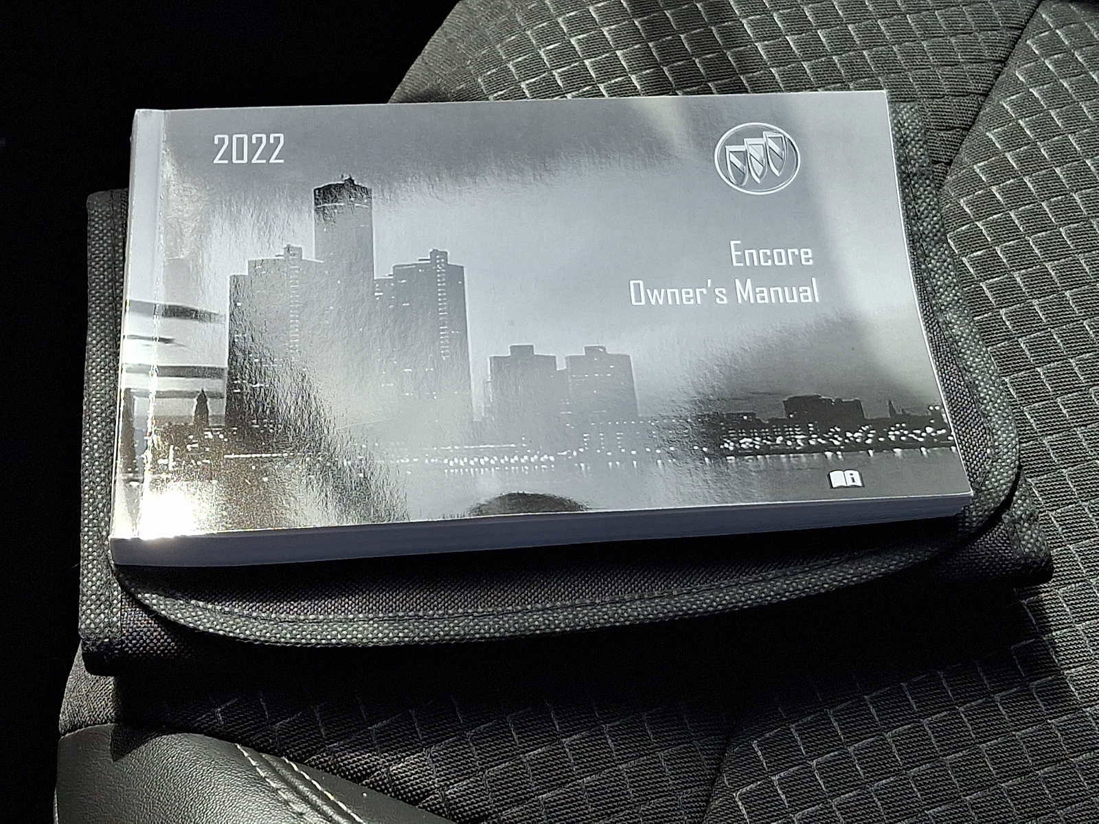 Certified 2022 Buick Encore Preferred w/ Safety Package II image 27