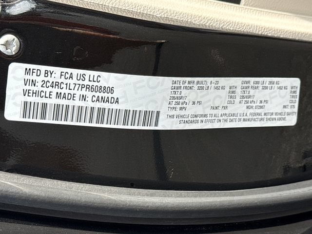 Used 2023 Chrysler Pacifica Touring-L FWD image 28