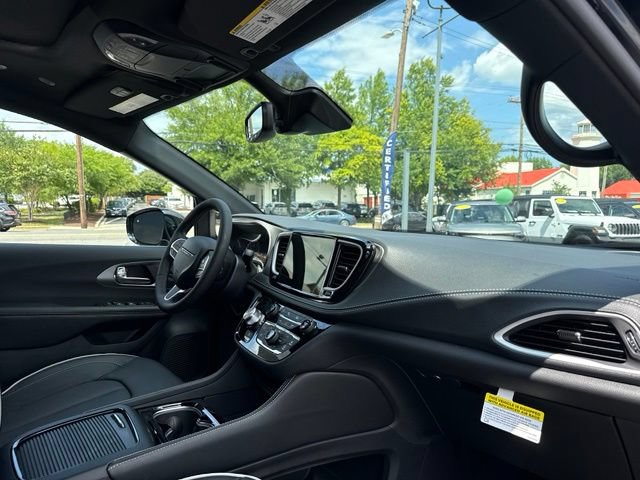 New 2027 Chrysler Pacifica Limited w/ Family Tech Group FWD image 29