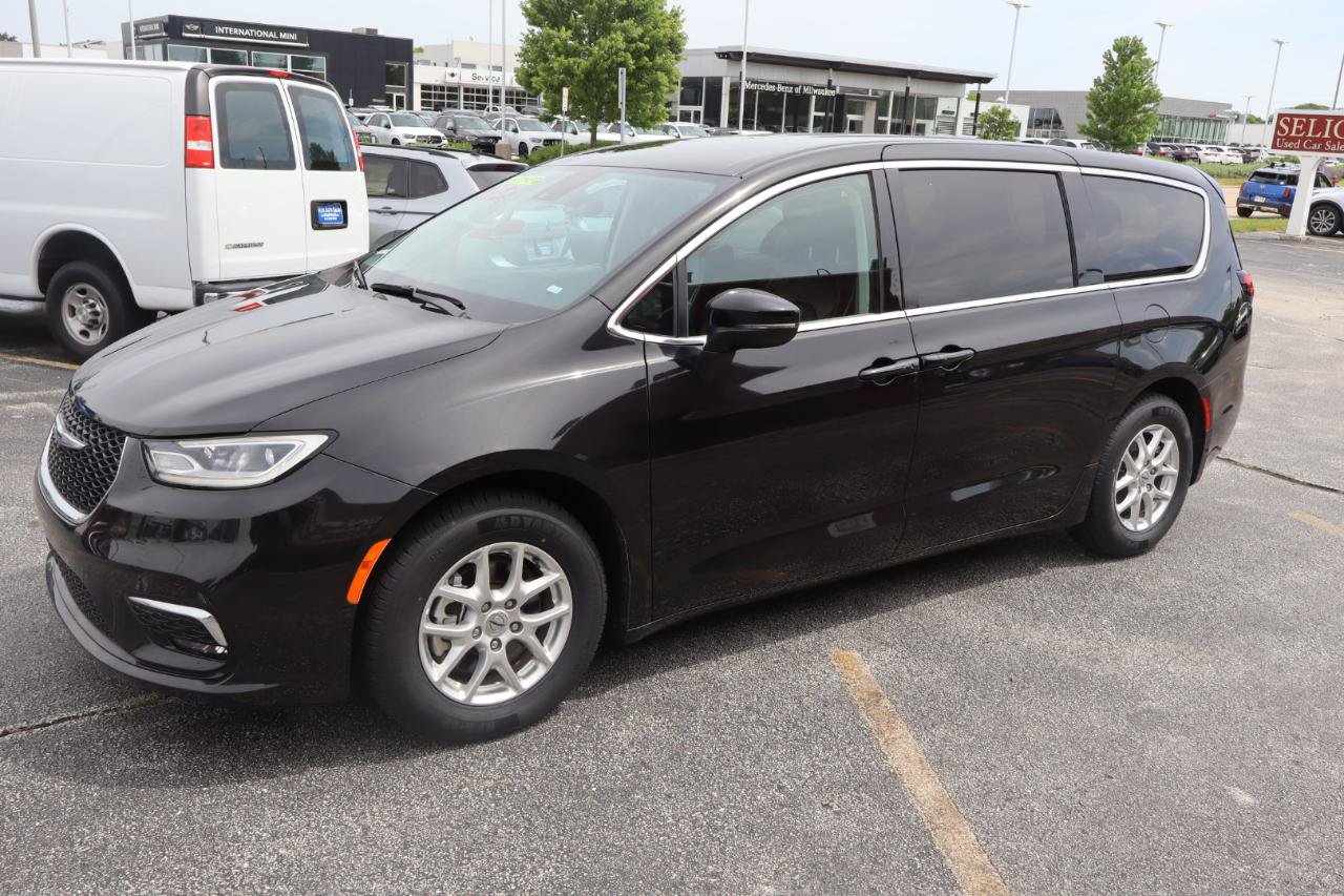 Used 2023 Chrysler Pacifica Touring-L FWD image 4