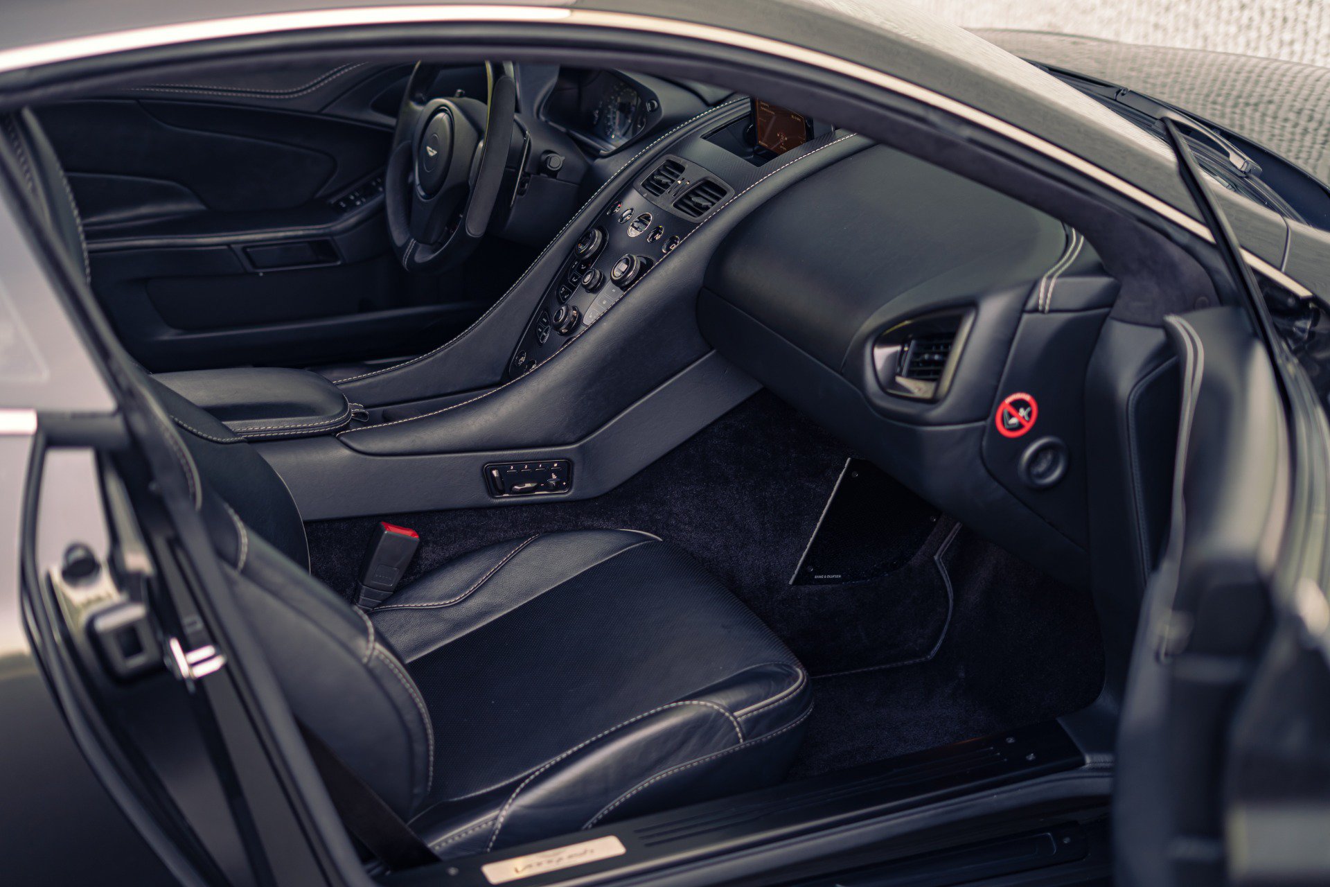 Used 2014 Aston Martin Vanquish Coupe RWD image 2