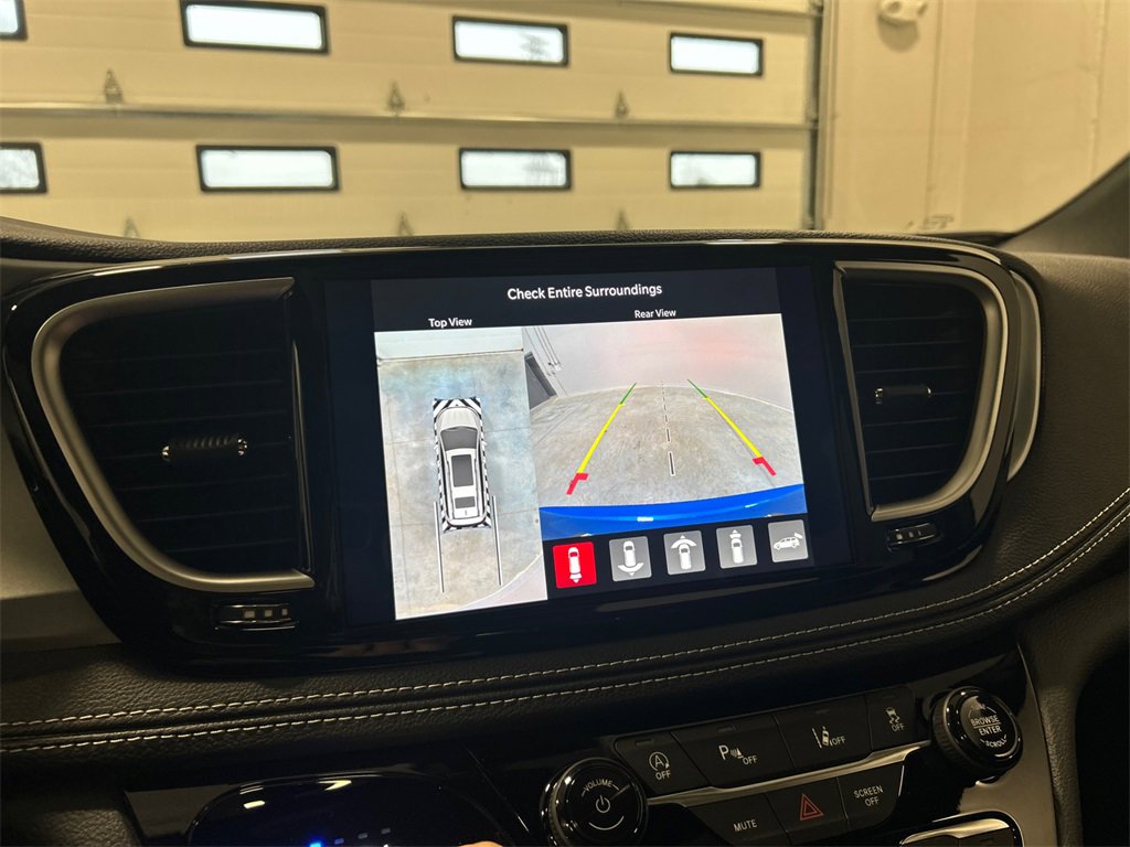 New 2026 Chrysler Pacifica Limited image 23