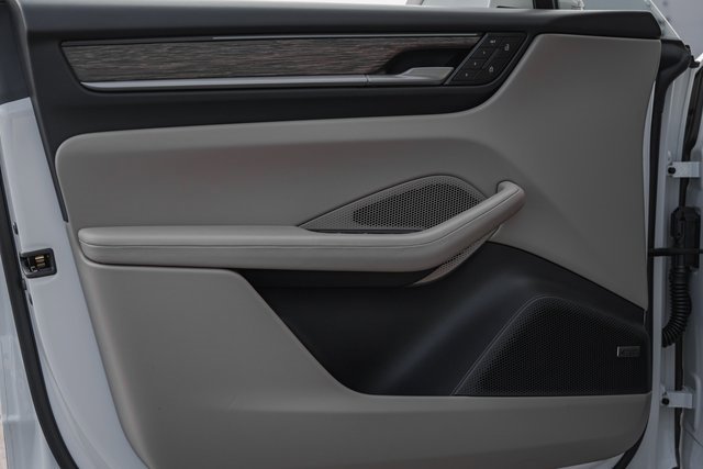 Used 2025 Porsche Macan 4 Electric image 9