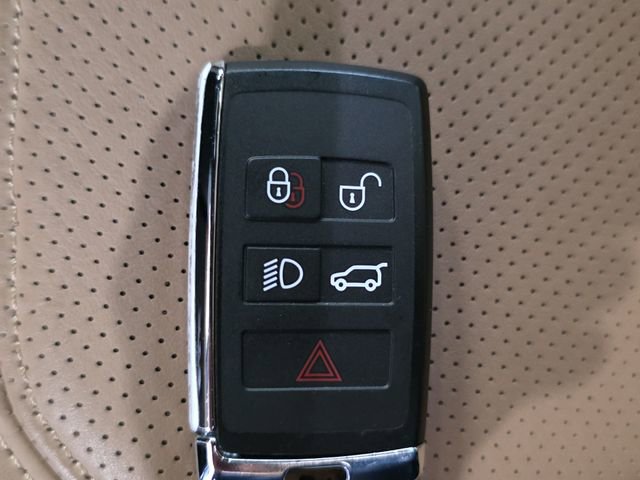 Used 2025 Land Rover Defender 110 X-Dynamic SE image 34