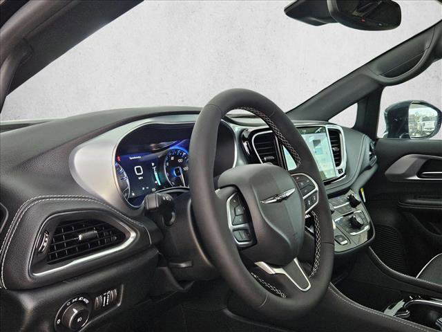 New 2026 Chrysler Pacifica Limited video 3