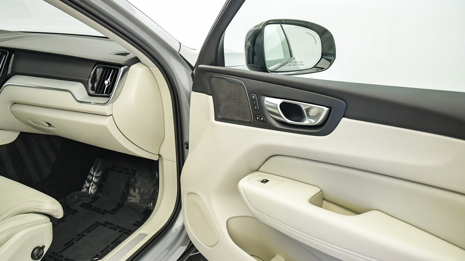 Certified 2025 Volvo XC60 B5 Ultra w/ Protection Package Premier image 19