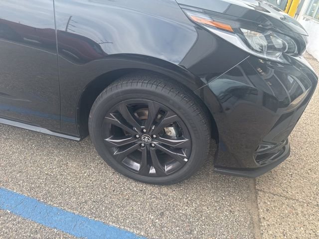 Used 2025 Toyota Sienna XSE image 3
