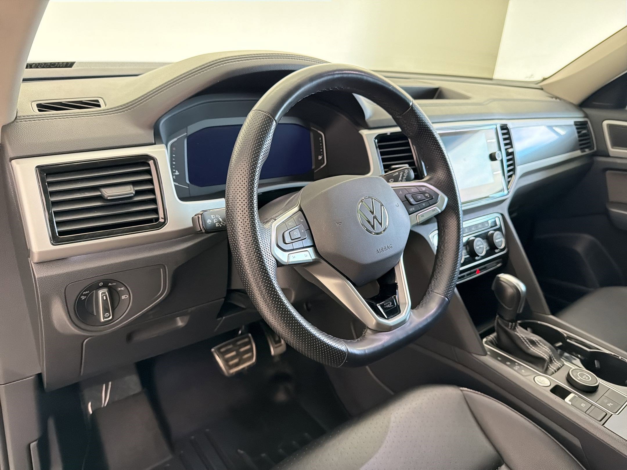 Used 2021 Volkswagen Atlas SEL R-Line image 4